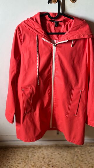 Chubasquero rosa/rojo con capucha