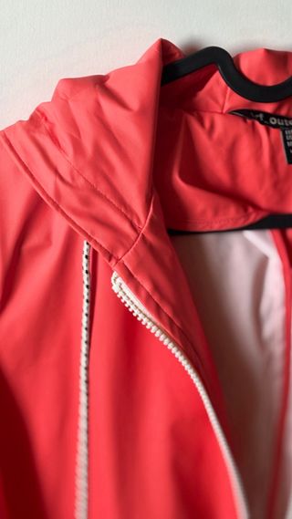 Chubasquero rosa/rojo con capucha