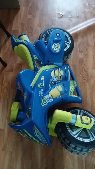 Moto infantil azul y amarilla