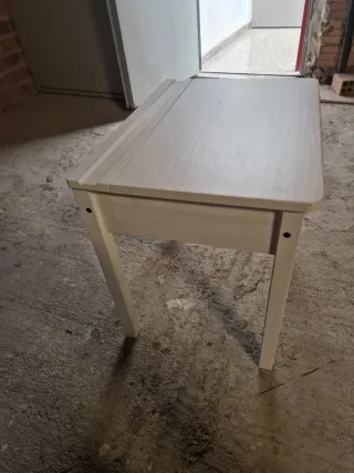 Mesa de madera blanca