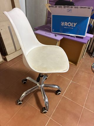 Silla de oficina blanca y plateada