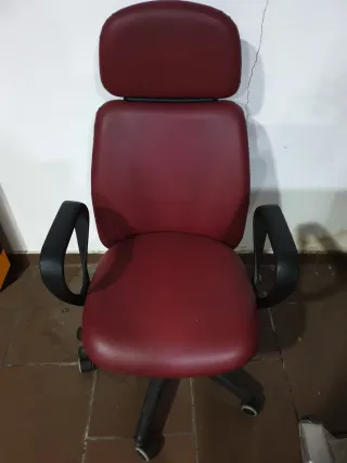 Silla de oficina ergonómica roja y negra