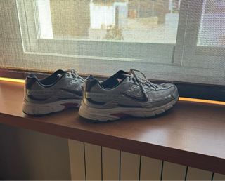 Zapatillas Nike Running Plata y Rojo