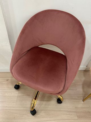 Silla de terciopelo rosa con base dorada