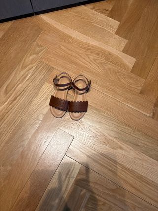 Sandalias marrones para bebé