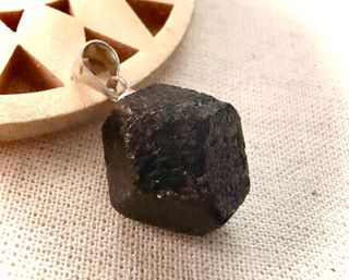 Colgante de Granate en Bruto en Plata