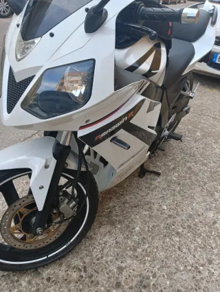 Moto Daelim roadwin 125 R.