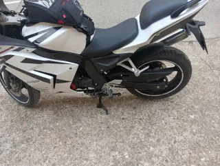 Moto Daelim roadwin 125 R.