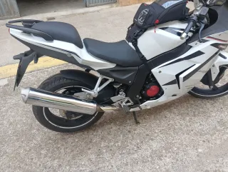 Moto Daelim roadwin 125 R.