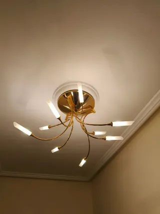 Lámpara de techo dorada y blanca