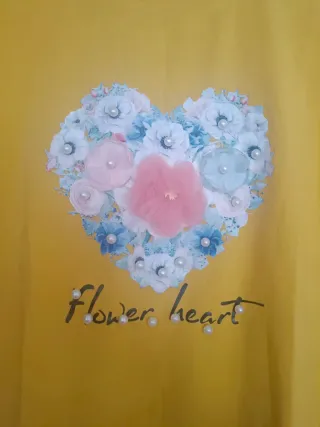 Camiseta amarilla con corazón de flores