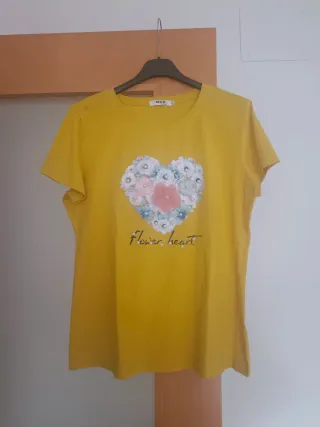 Camiseta amarilla con corazón de flores