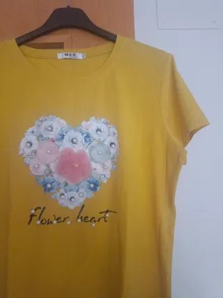 Camiseta amarilla con corazón de flores