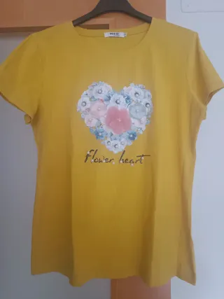 Camiseta amarilla con corazón de flores