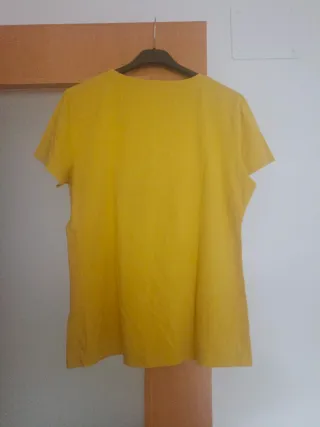 Camiseta amarilla con corazón de flores