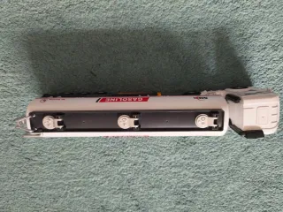 Camión cisterna de juguete blanco