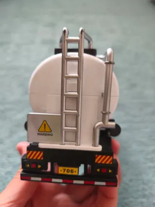 Camión cisterna de juguete blanco