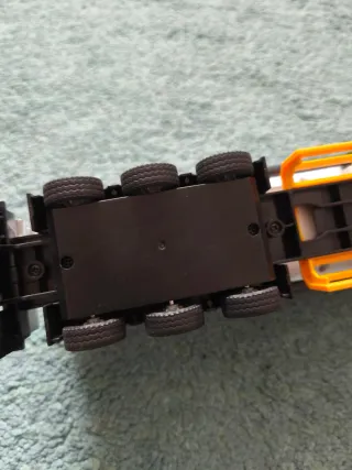 Camión cisterna de juguete blanco