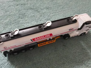 Camión cisterna de juguete blanco