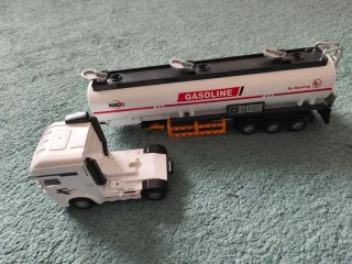 Camión cisterna de juguete blanco