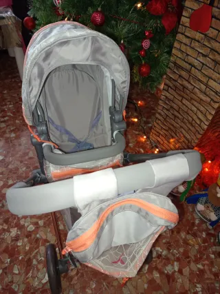 Carro de muñecas gris y naranja