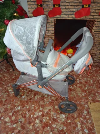 Carro de muñecas gris y naranja