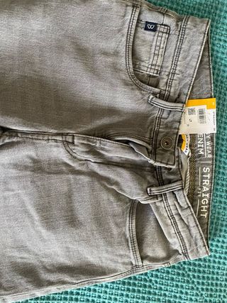 Pantalón vaquero gris