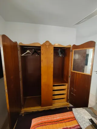 Armario grande de madera