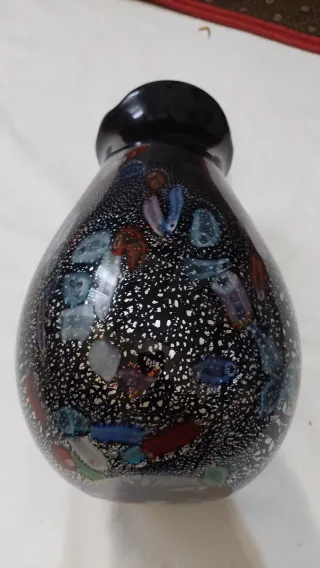 Jarrón de cerámica negro con diseño