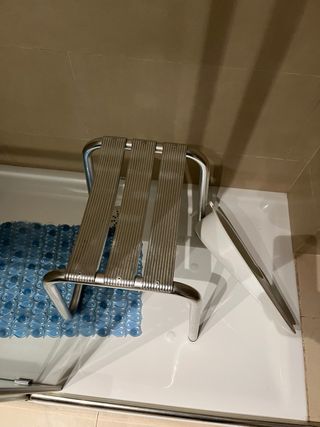 Silla de ducha metálica y plástica
