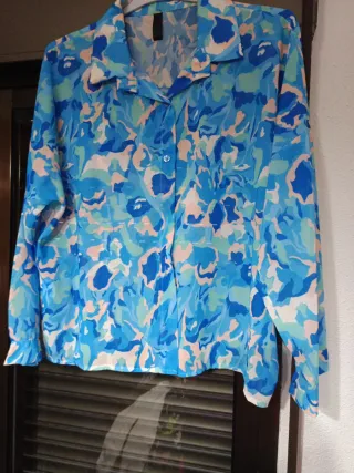 Camisa estampada azul y rosa