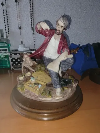 Estatua hombre calle y perro