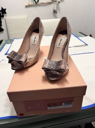 Tacchi Miu Miu in pelle con stampa serpente beige marrone