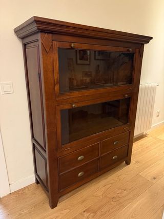 Mueble de madera maciza con vitrina y cajones