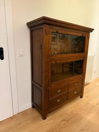 Mueble de madera maciza con vitrina y cajones