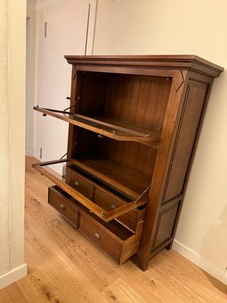 Mueble de madera maciza con vitrina y cajones