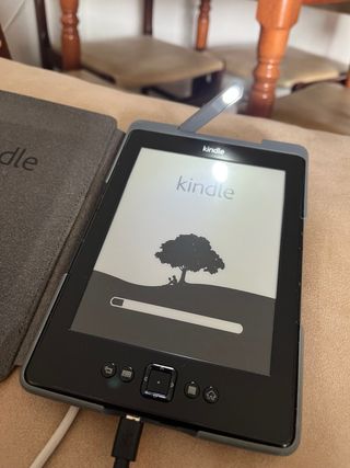 Kindle 4ª Gen + Custodia con Luce