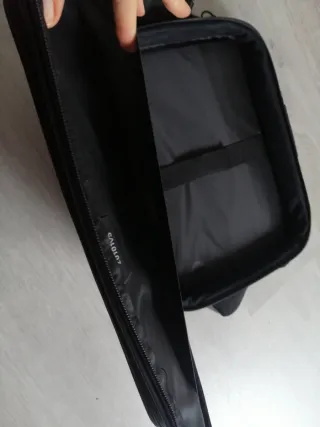 Mochila negra pata portatil