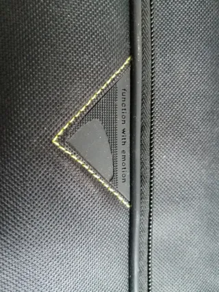 Mochila negra pata portatil