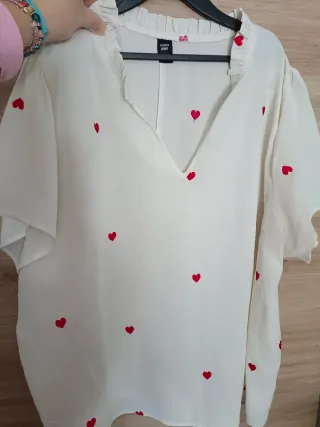 Camisa blanca con corazones rojos