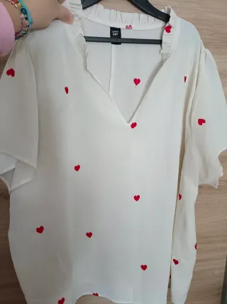 Camisa blanca con corazones rojos