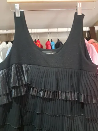 Vestido de fiesta negro con volantes