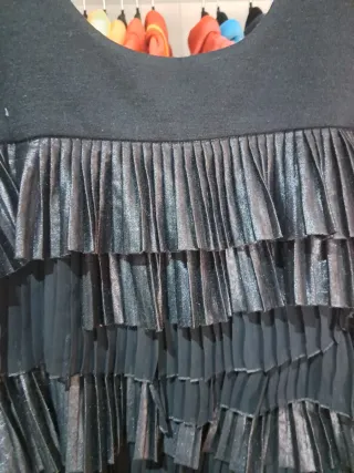 Vestido de fiesta negro con volantes