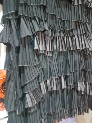 Vestido de fiesta negro con volantes