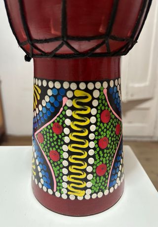 Tambor africano decorado