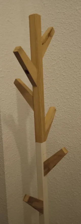 Perchero de madera (de Maisons du Monde)