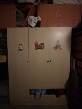 Armario grande de madera y plástico