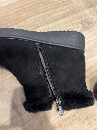 Botines de invierno negros con hebilla.