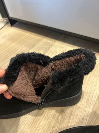 Botines de invierno negros con hebilla.