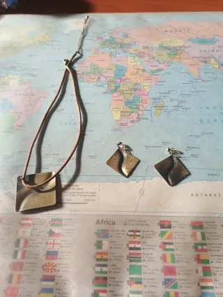 Collar y pendientes de bronce